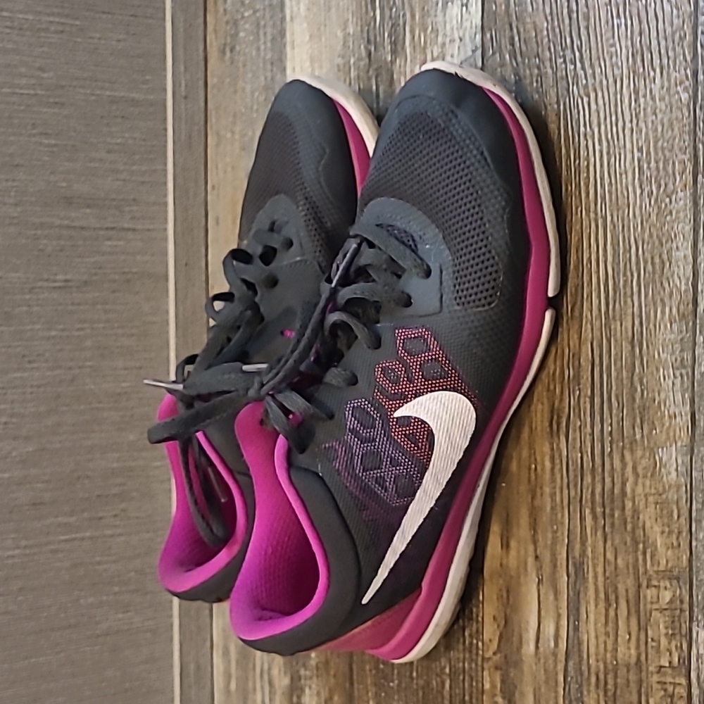 Women's size 7 Nike Tennis Shoes